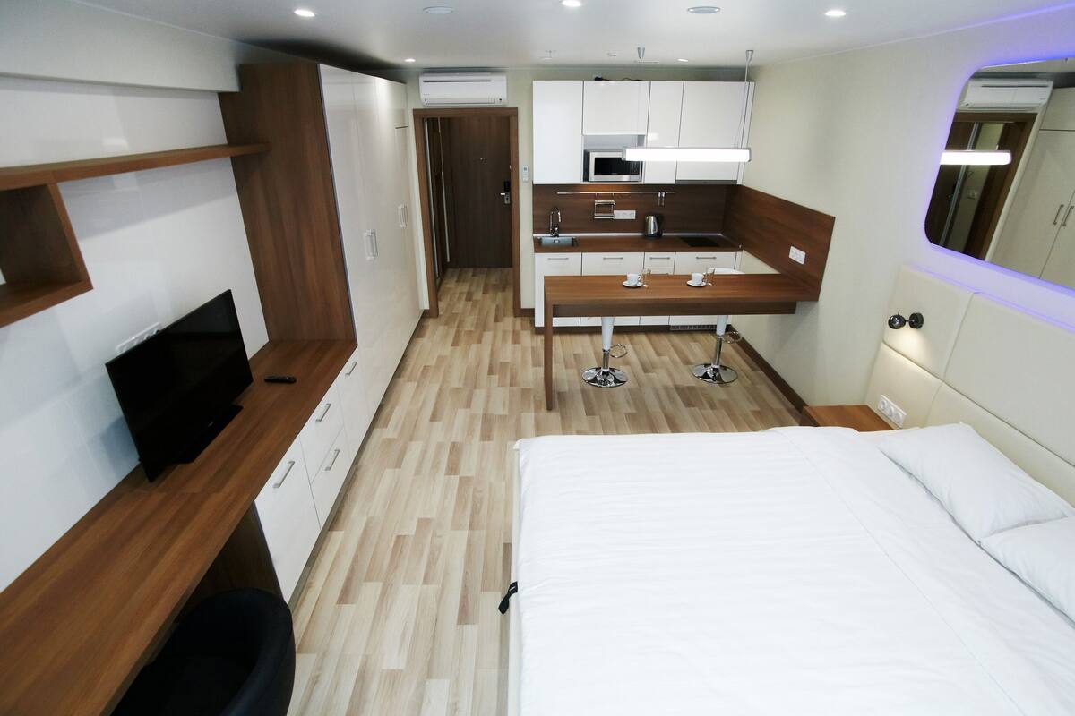 セーフティボックス (室内)、デスク、ノートパソコン用作業スペース、遮光カーテン