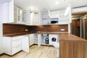 コンフォート スタジオ クイーンベッド 1 台 キッチン シティビュー | 専用キッチン | 小型冷蔵庫、電子レンジ、コンロ、電気ポット