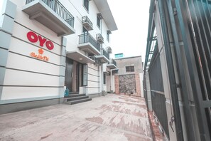 Un bâtiment sur lequel on peut lire les inscriptions « OYO » et « Oke Okudu ».