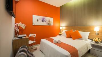 Escritorio, tabla de planchar con plancha y wifi gratis