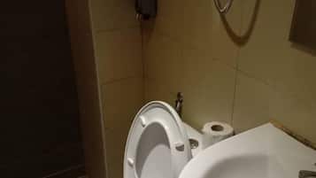 Dusche, kostenlose Toilettenartikel, Haartrockner, Handtücher