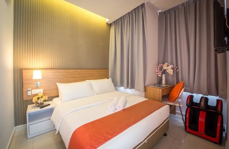 Escritorio, tabla de planchar con plancha y wifi gratis