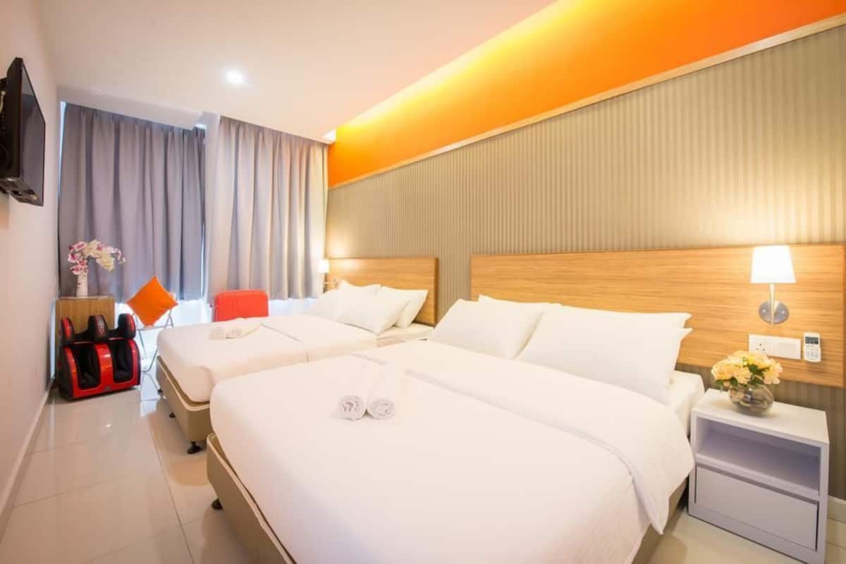 Phòng dành cho gia đình, 2 giường cỡ queen, không hút thuốc | Bàn, bàn ủi/dụng cụ ủi quần áo, truy cập Internet không dây miễn phí