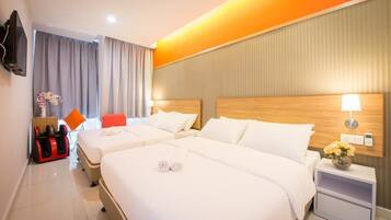 Escritorio, tabla de planchar con plancha y wifi gratis