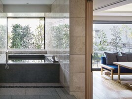 雙床房, 非吸煙房 (HARMONY SUITE TWIN) | 浴室 | 獨立浴缸和淋浴設備、全浸式浴缸、吹風機、拖鞋