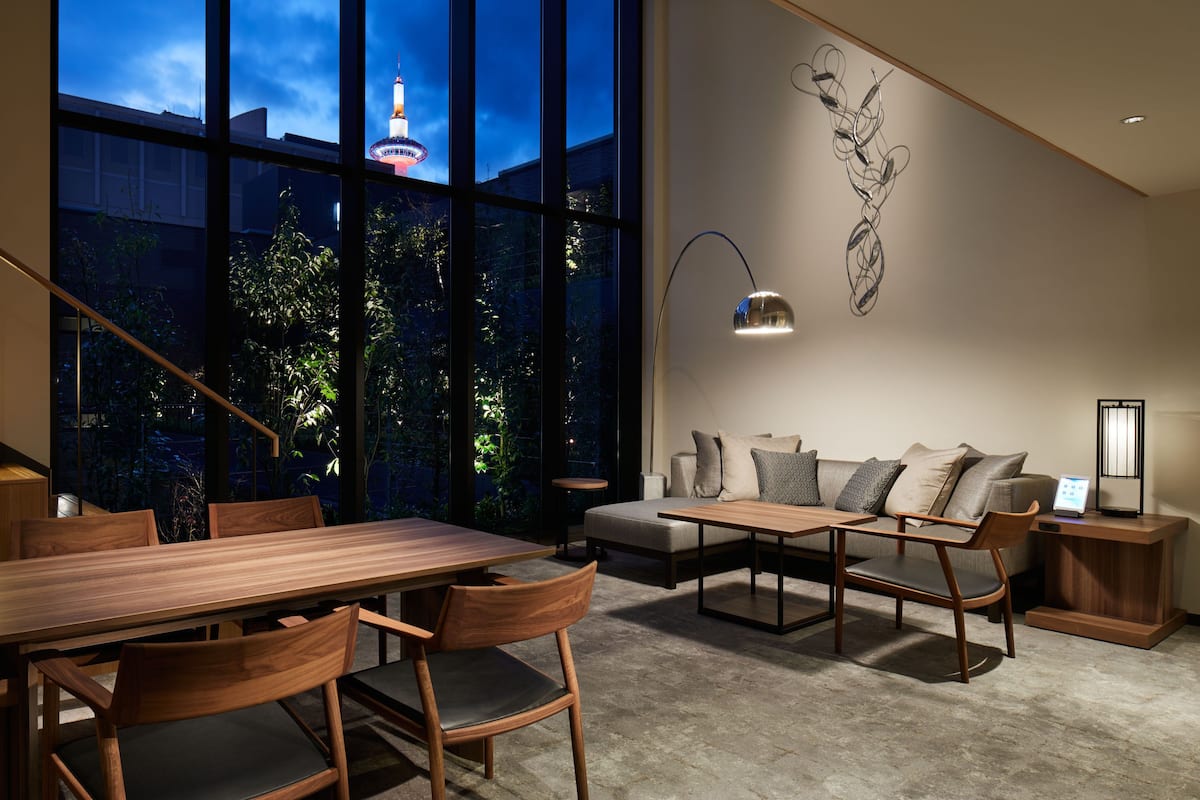 Un interior moderno con comedor, sofá y obras de arte.