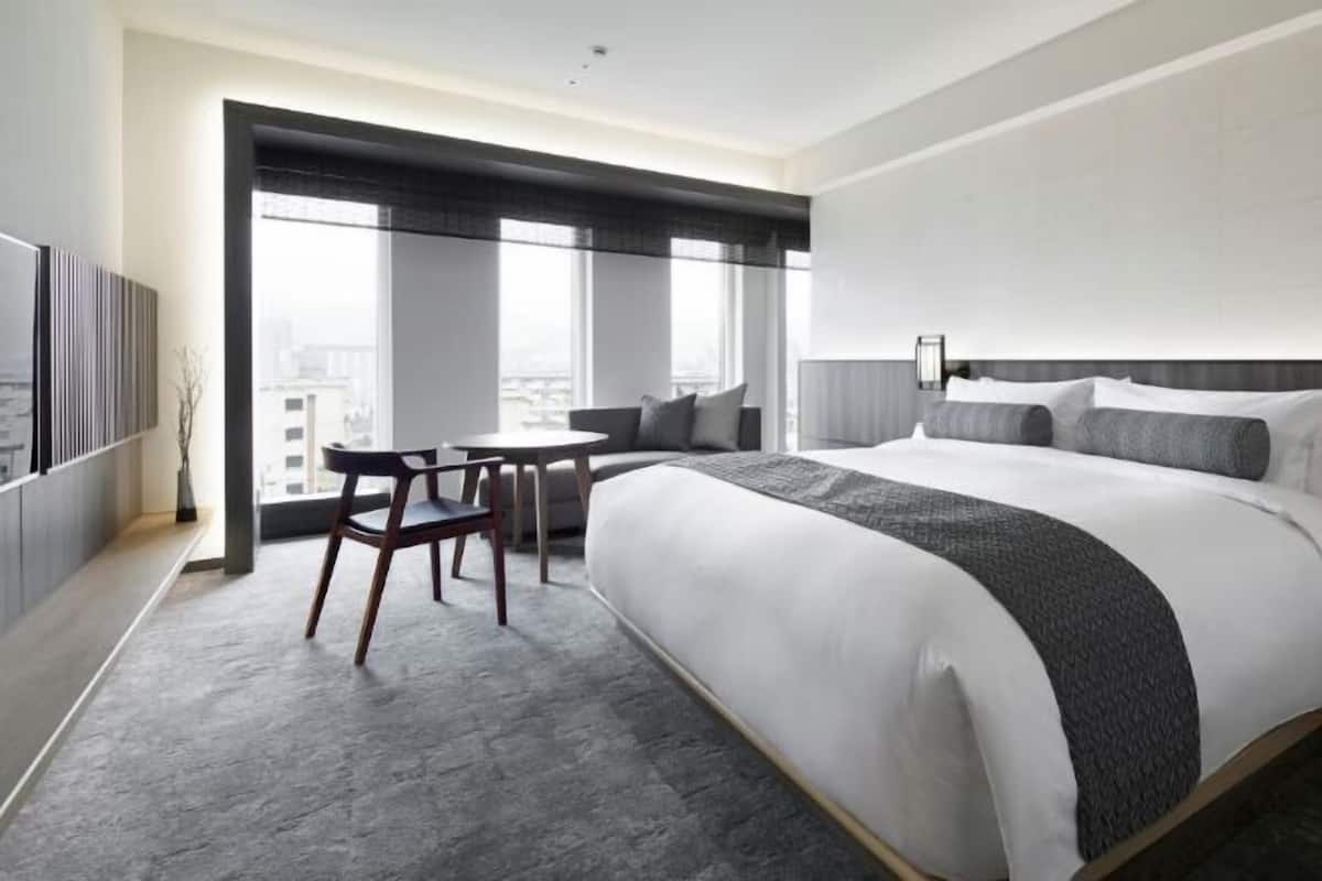 1 bedroom, down comforters, pillowtop beds, minibar