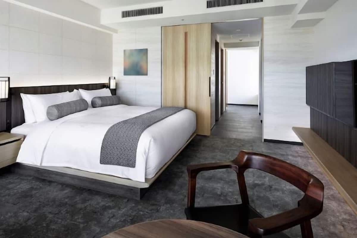 1 bedroom, down comforters, pillowtop beds, minibar
