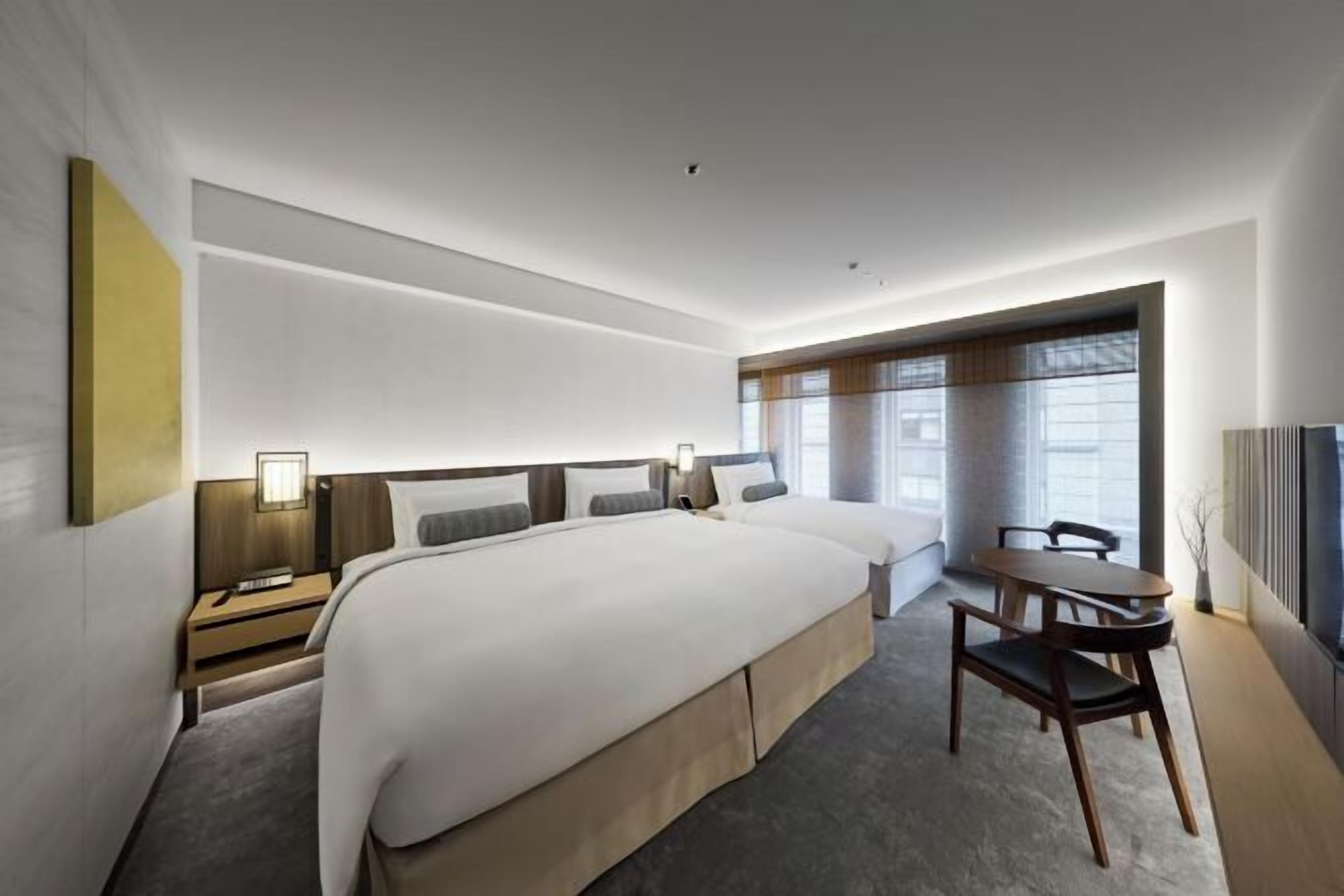 羽毛の掛け布団、ピロートップベッド、ミニバー、セーフティボックス (室内)