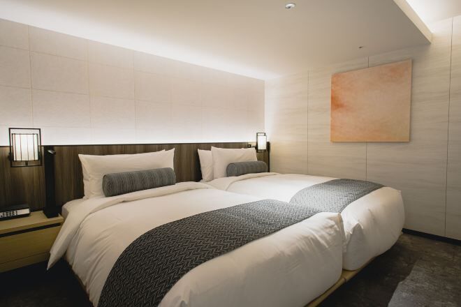 羽毛の掛け布団、ピロートップベッド、ミ ニバー、セーフティボックス (室内)