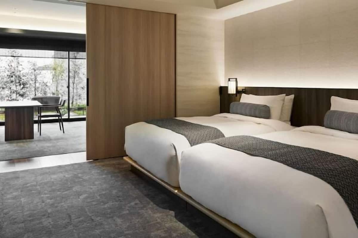 1 bedroom, down comforters, pillowtop beds, minibar
