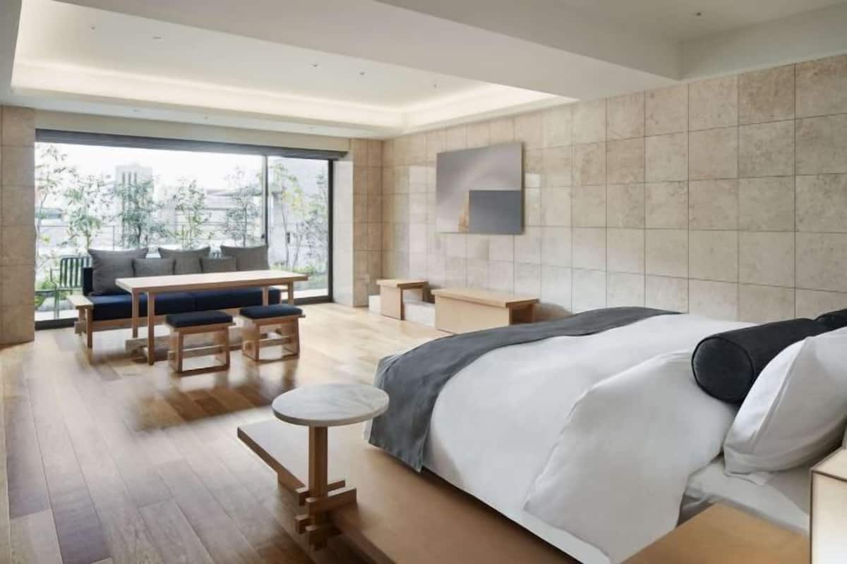 1 chambre, couette en duvet d'oie, surmatelas, minibar