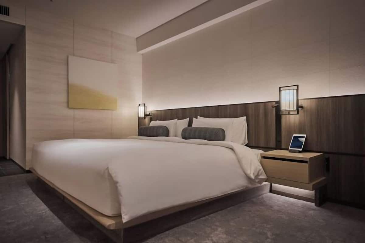 Down comforters, pillowtop beds, minibar, in-room safe