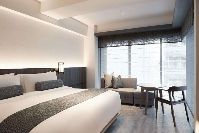 羽毛の掛け布団、ピロートップベッド、ミニバー、セーフティボックス (室内)