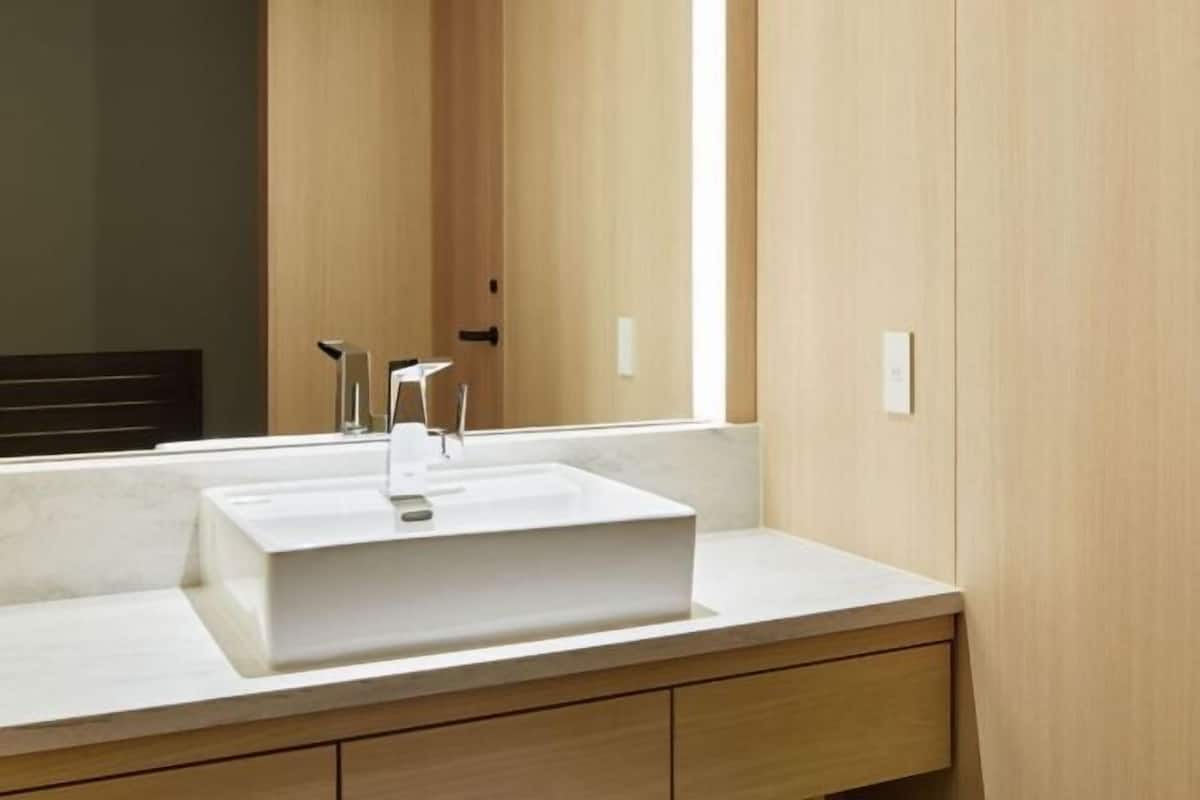 Kamar mandi | Bathtub dan shower terpisah, bathtub besar, pengering rambut, dan sandal