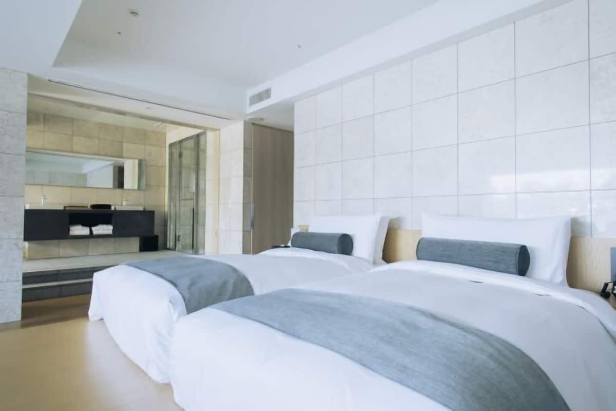 1 bedroom, down comforters, pillowtop beds, minibar