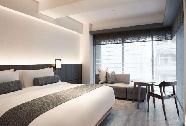 ผ้านวมขนเป็ด, เตียงพร้อมฟูกเสริมที่นอน, มินิบาร์, ตู้นิรภัยในห้องพัก