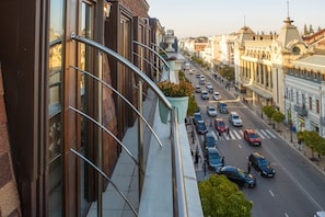 Una calle urbana con edificios a un lado y una acera al otro.
