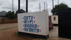Une enseigne publicitaire annonçant les services de DSVT, le Wi-Fi, les narguilés et les événements.