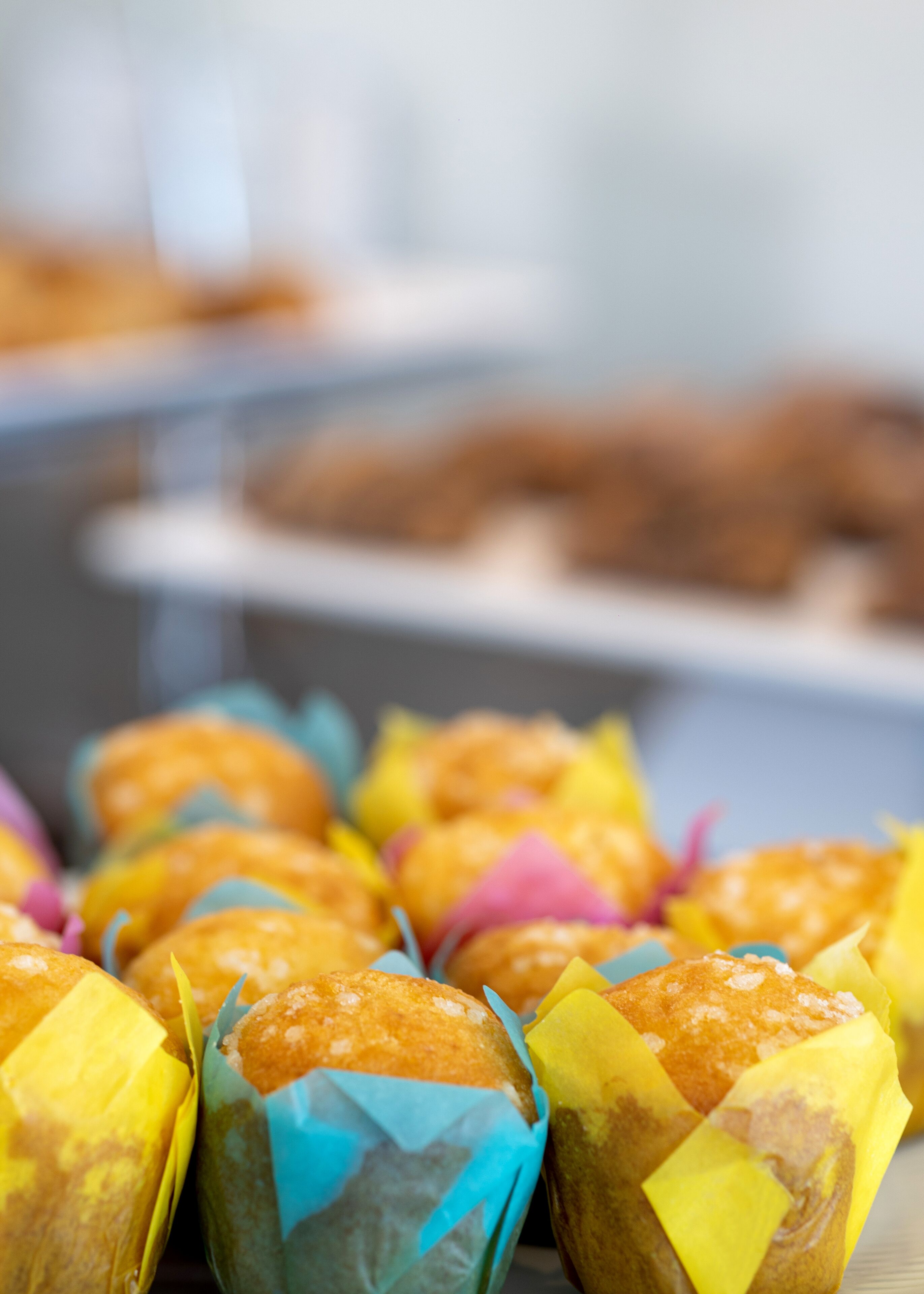 Una bandeja de pasteles envueltos en papel de colores.