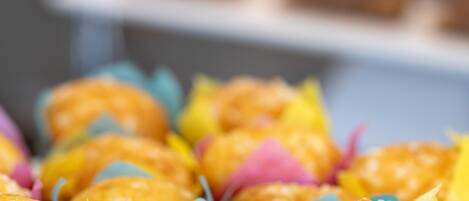 Una bandeja de pasteles envueltos en papel de colores.