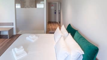 Familienzimmer | Minibar, Zimmersafe, Schreibtisch, Verdunkelungsvorhänge