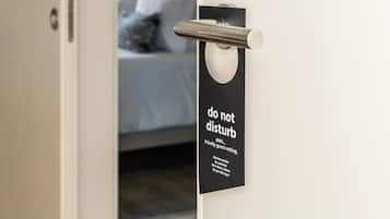 Puerta con un cartel de 'no molestar' y un picaporte metálico.