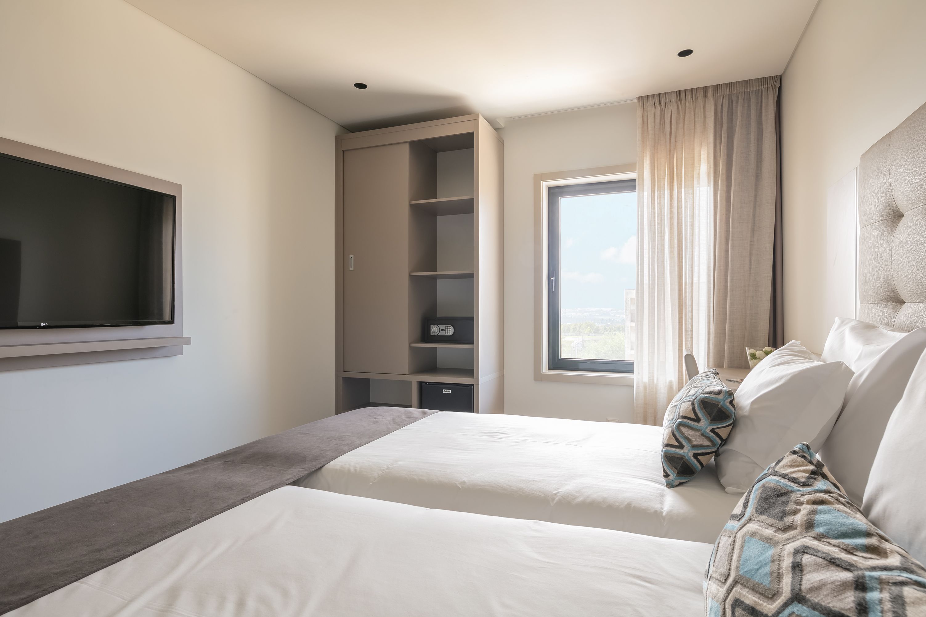 standard twin room | minibar, in-room safe, desk, blackout curtains