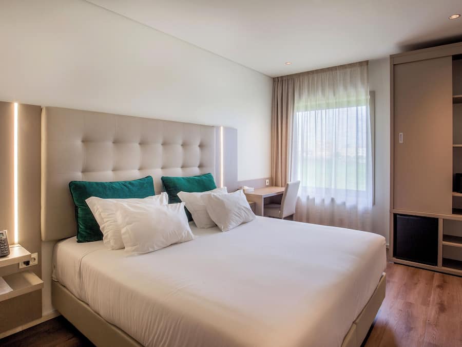 Quarto casal standard | Frigobar, cofres nos quartos, escrivaninha, cortinas blackout