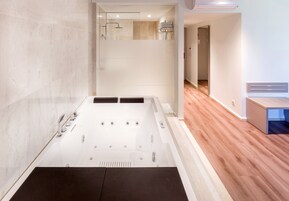 Suite Premium | Minibar, caja fuerte, escritorio y cortinas opacas