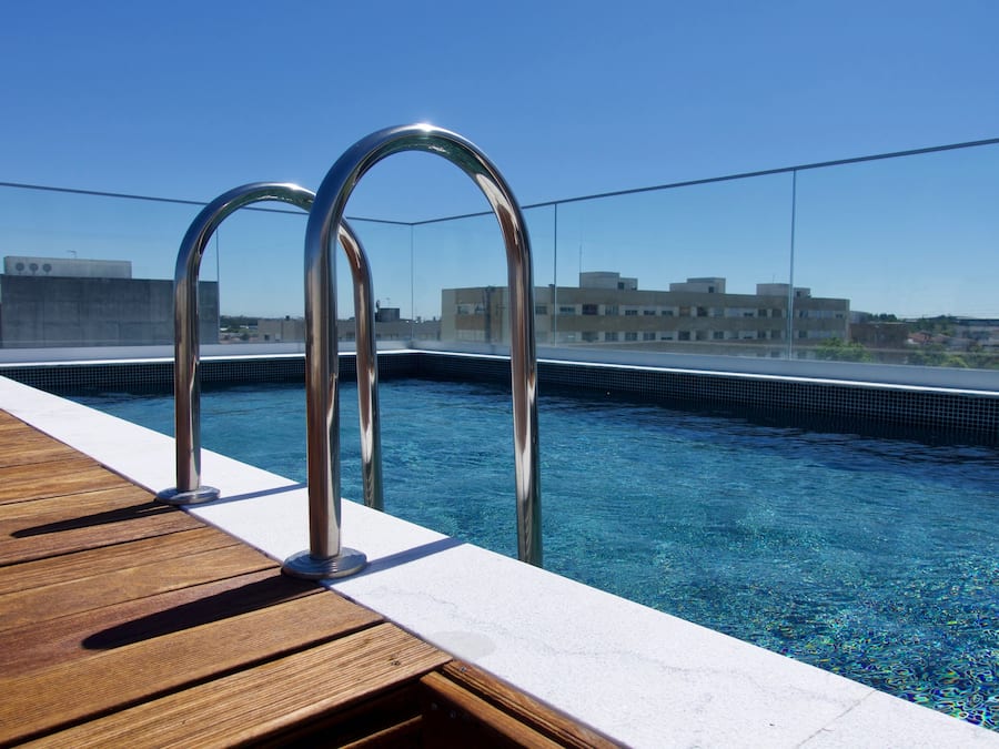 Außenpool (je nach Saison geöffnet), Sonnenschirme, Liegestühle