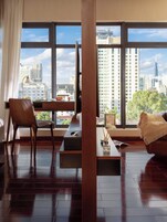 Suite | Ropa de cama hipoalergénica, minibar, caja fuerte y escritorio