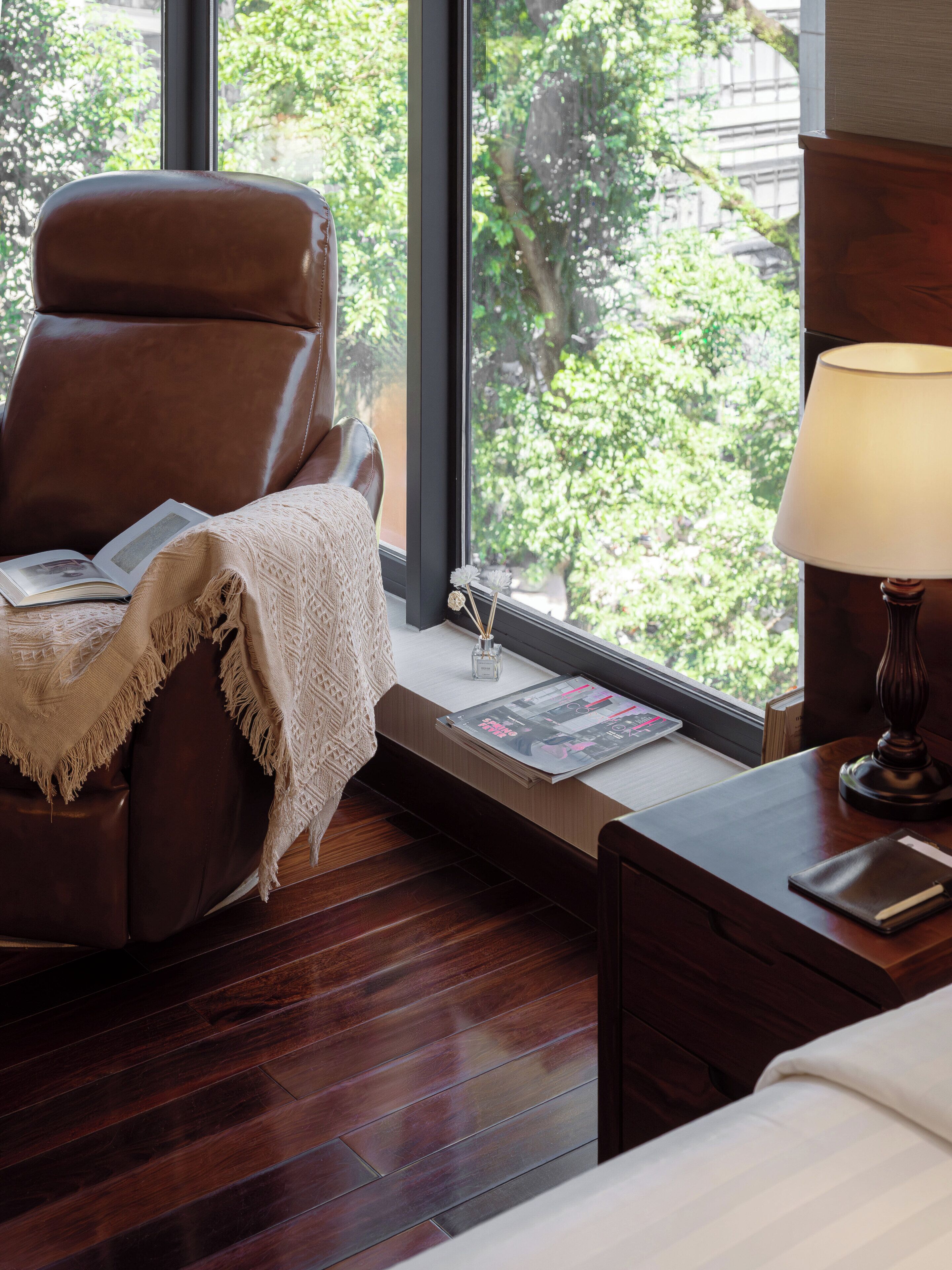 deluxe double or twin room | living area | 43-inch flat-screen tv with cable channels, tv