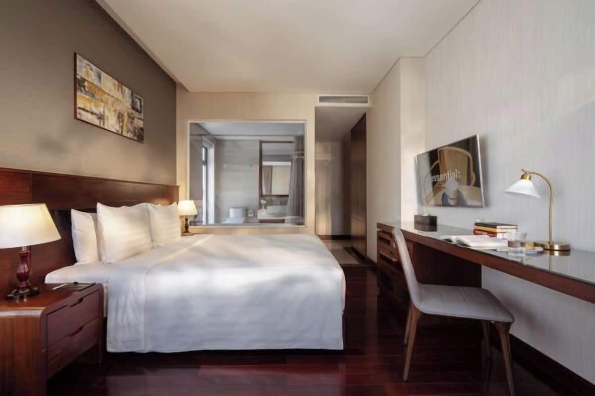2 bedrooms, hypo-allergenic bedding, minibar, in-room safe