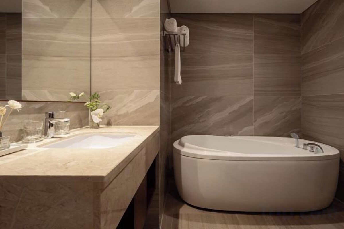 Bathroom | Free toiletries, hair dryer, bathrobes, slippers