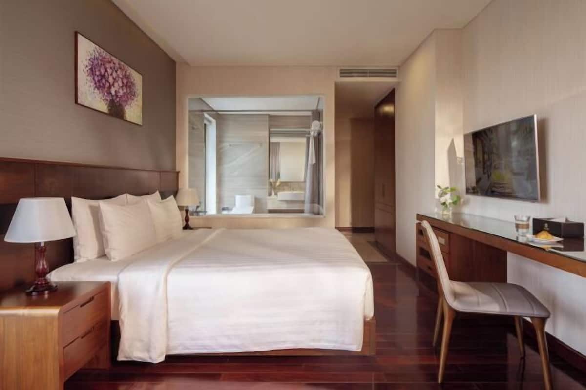 2 bedrooms, hypo-allergenic bedding, minibar, in-room safe