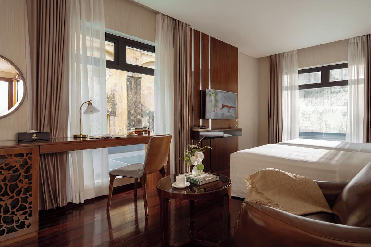 Superior kamer | Hypoallergeen beddengoed, een minibar, een kluis op de kamer, een bureau