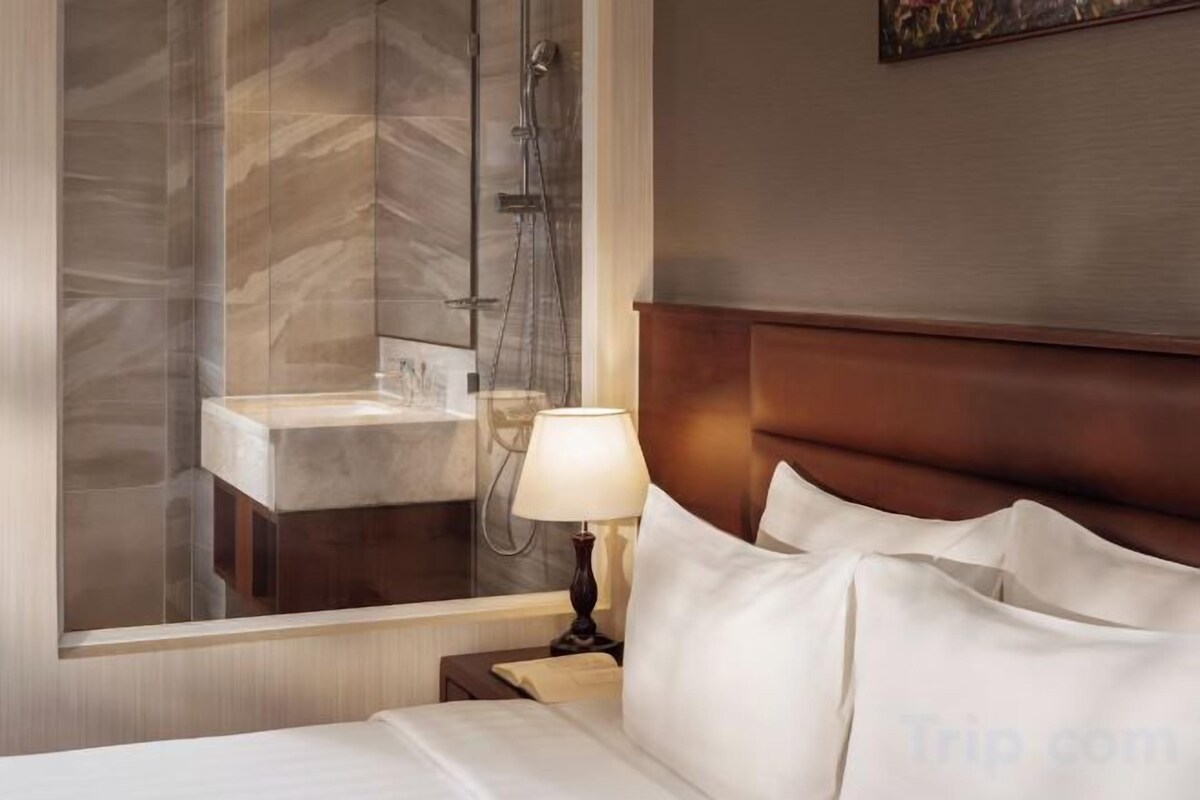 Hypo-allergenic bedding, minibar, in-room safe, desk