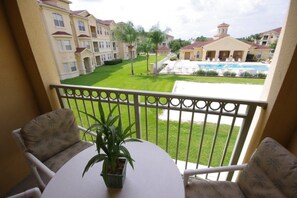 Condo familiar, cocina, en el área del jardín | Vista del balcón