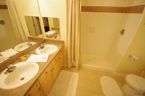 Family Condo, Kitchen, Garden Area | Bathroom shower - Ly53805 - Terrace Ridge - 4 Bed 2 Baths Condo (Davenport)