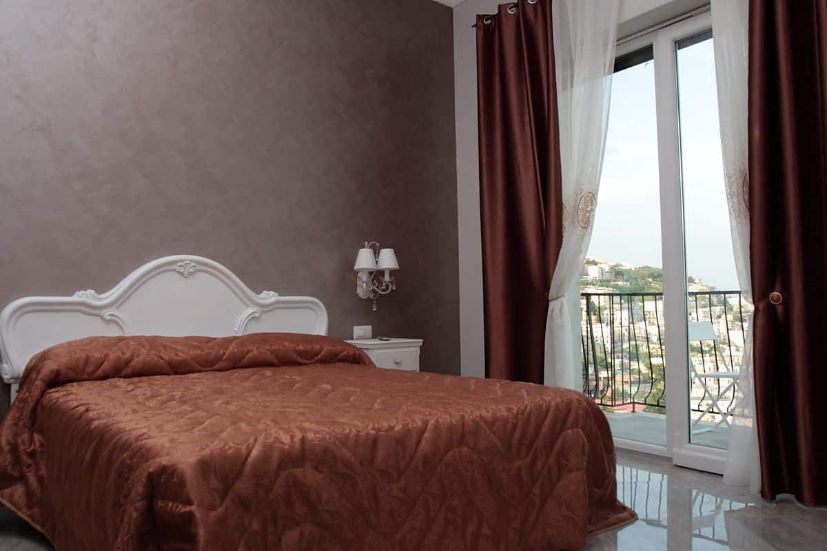 Suite, balcón, vista al mar | Sábanas italianas Frette, camas con pillow-top y minibar