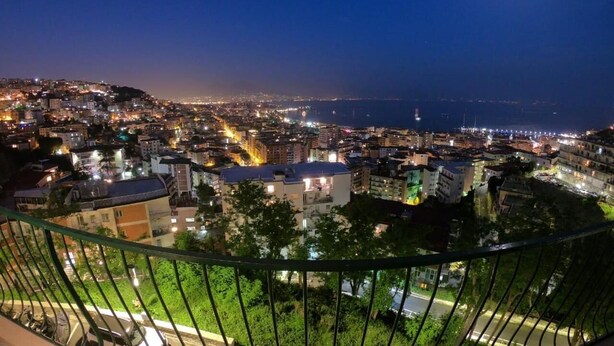 Un paisaje urbano nocturno con vista a edificios y la luna en el cielo.