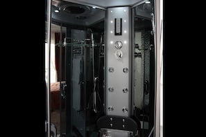 Suite, balcón, vista al mar | Regadera en el baño