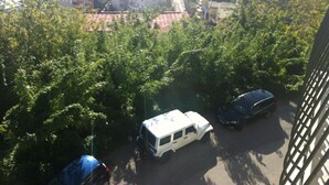 Un estacionamiento con una camioneta blanca y un coche azul.