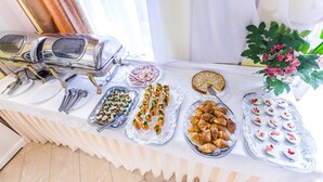 Une table de buffet avec divers plats et ustensiles.