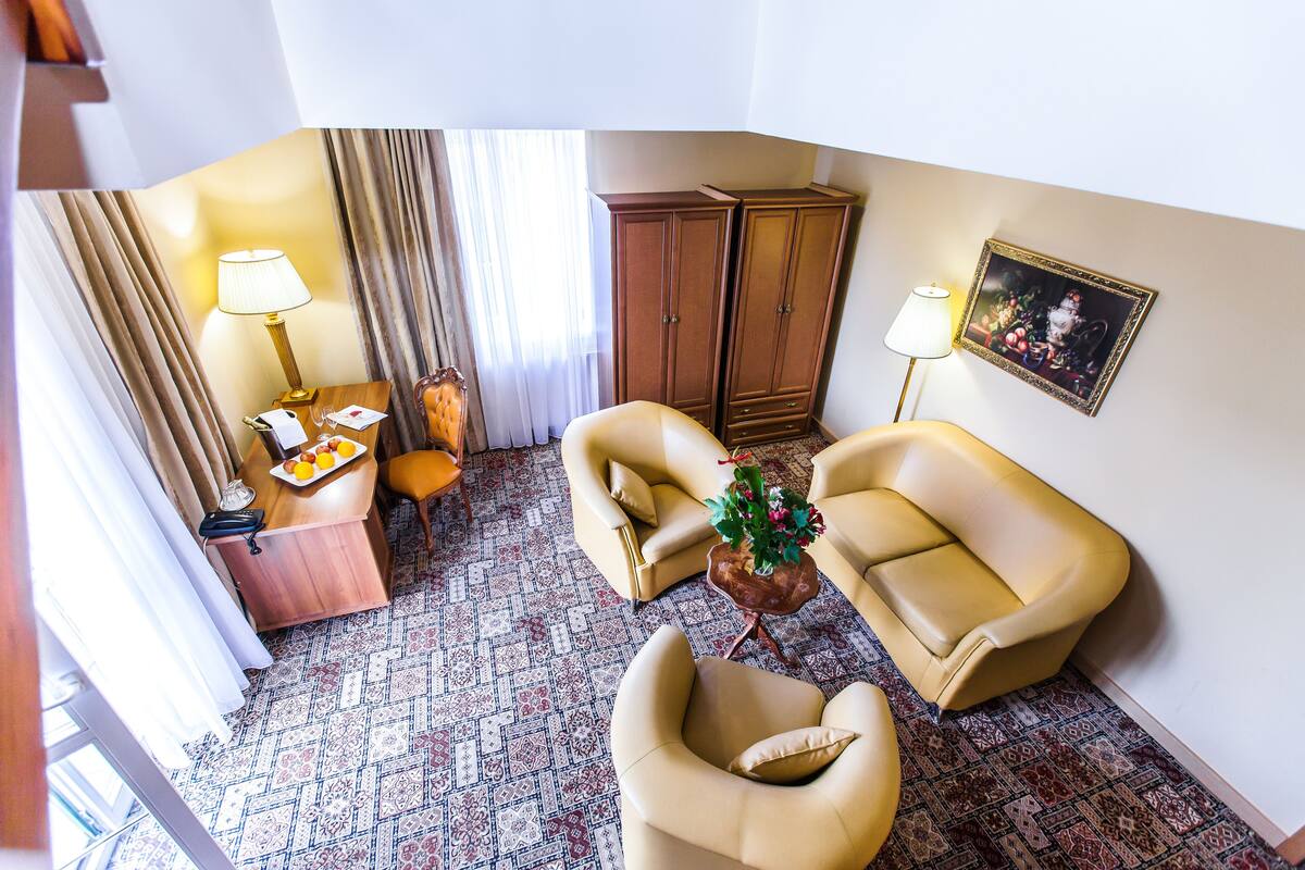 Traditionele suite | Een kluis op de kamer, een bureau, geluiddichte muren