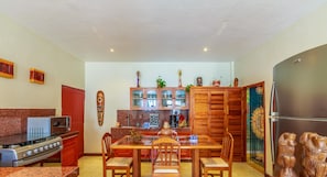 Casa | Cocina privada | Refrigerador, microondas, horno y parrilla de estufa 