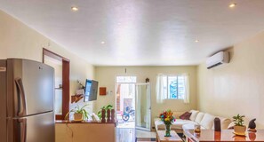 Casa | Cuina privada | Frigorífic, microones, forn i placa de cuina