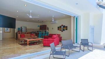 Kondominium | Ruang keluarga | TV