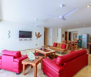 Condo | Salle de séjour | Téléviseur
